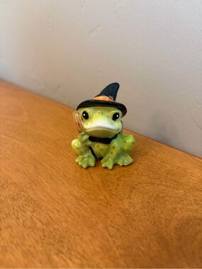NWT Cracker Barrel Halloween Frog Shaker
